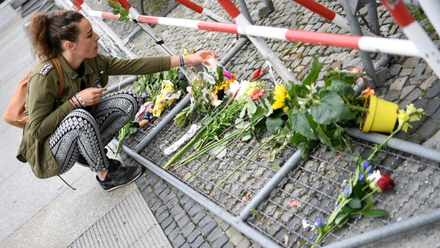 Des fleurs en hommage aux victimes de l'attentat de Nice, déposées le 15 juillet 2016 devant l'ambassade de France à Berlin