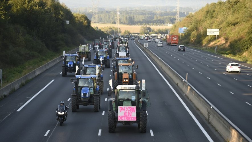 Un convoi d'agriculteurs près de Saint-Arnoult-en-Yvelines roulant sur l'autoroute A10 en direction de Paris