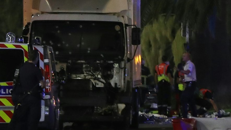 Des policiers devant le camion criblé de balles qui a foncé sur la foule le 14 juillet 2016 à Nice