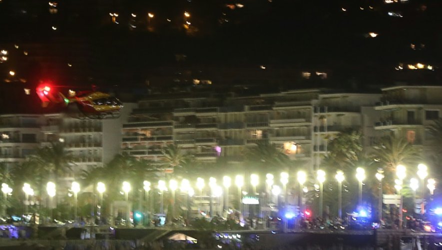Un hélicoptère au dessus de la Promenade des Anglais peu après l'attaque terroriste le 15 juillet 2016 à Nice