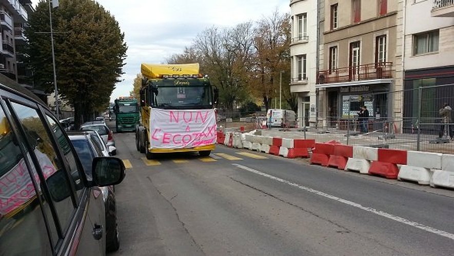 Vers midi, les poids lourds sont arrivés en convoi dans le centre-ville de Rodez