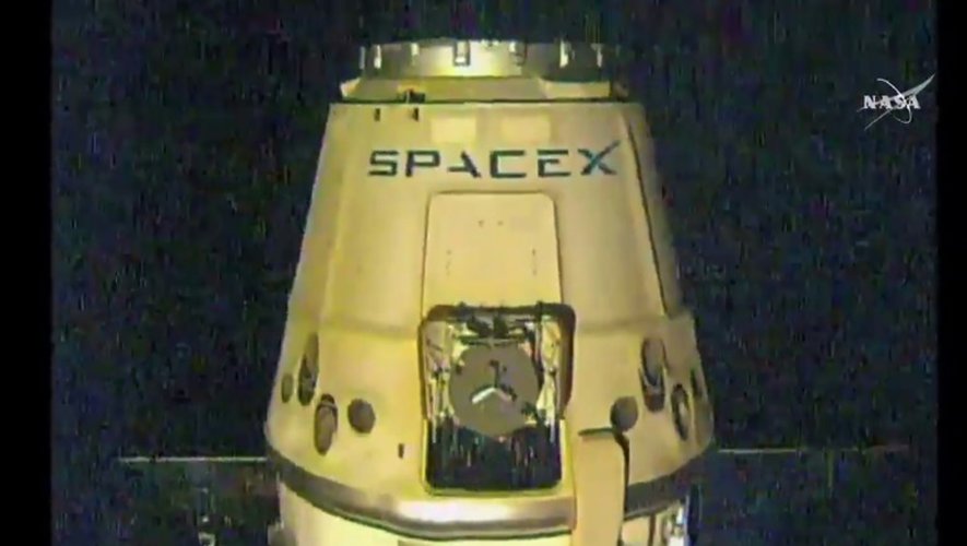 Photographie fournie par la Nasa de la capsule non habitée Dragon, de la société américaine SpaceX, quittant la Station spatiale internationale le 11 mai 2016, pour entamer son retour sur Terre