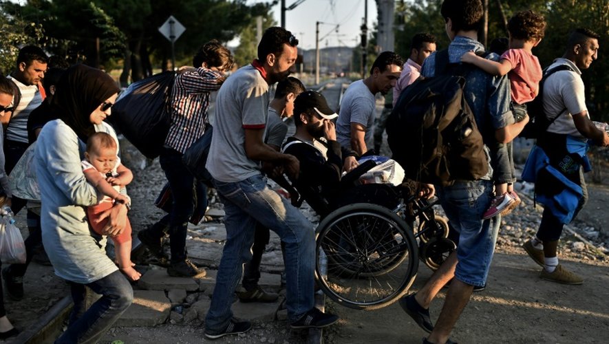 Abou Fahed, syrien amputé des deux jambes dans un bombardement en Syrie, traverse les Balkans en fauteuil roulant pour rejoindre l'Europe, le 29 août 2015 près de Guevgueliya en Macédoine