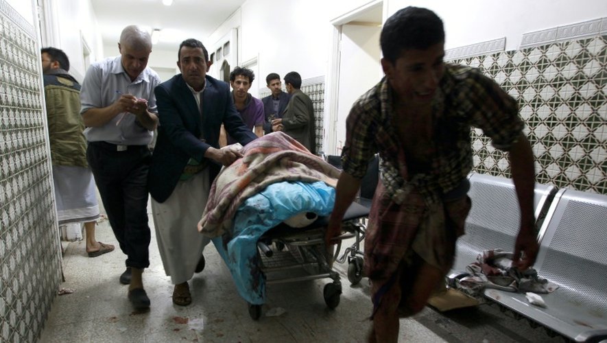 Un blessé transporté à l'hôpital de Sanaa après un double attentat contre une mosquée chiite à Sanaa, le 2 septembre 2015