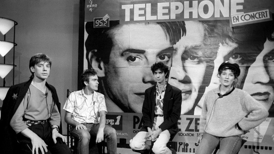Photo du groupe de rock français "Téléphone" avec (G à D) Jean-Louis Aubert, Richard Kolinka, Louis Bertignac et Corinne Marienneau, prise le 8 octobre 1984 sur le plateau de TF1.