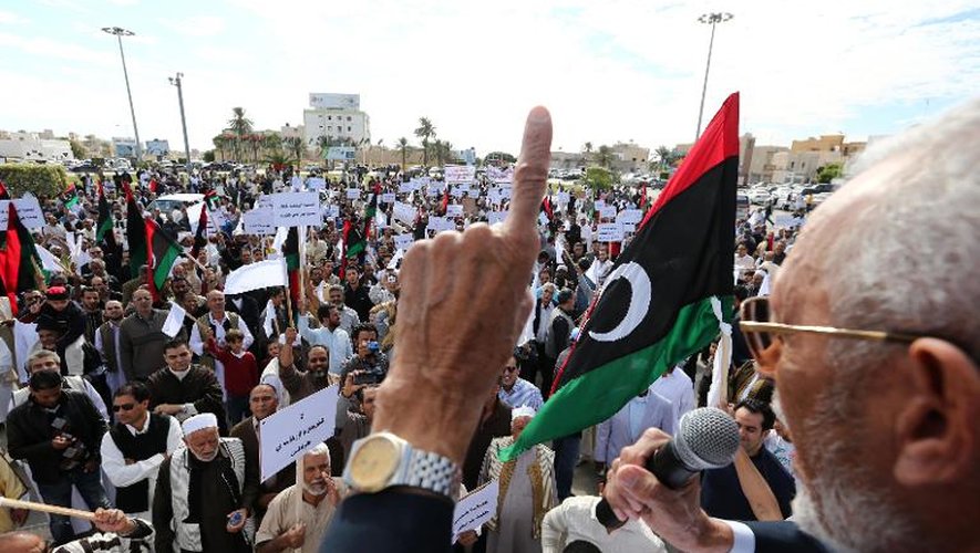 Des manifestants rassemblés pour réclamer le départ d'ex-rebelles de leur quartier général à Tripoli, le 15 novembre 2013