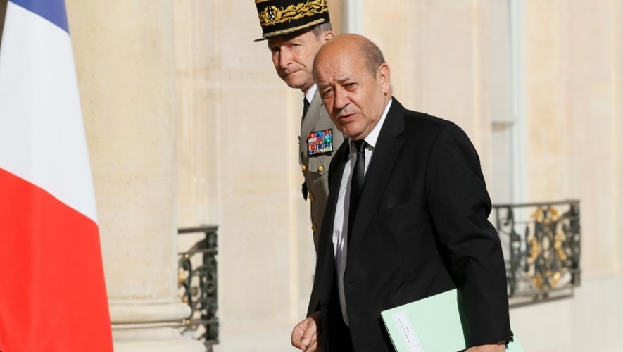 Le ministre de la Défense Jean-Yves Le Drian et le général  Pierre de Villiers à leur arrivée au conseil de défense le 15 juillet 2016 à l'Elysée