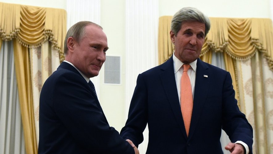 Le président Vladimir Poutine et le secrétaire d'Etat américain John Kerry le 14 juillet 2016 au Kremlin à Moscou