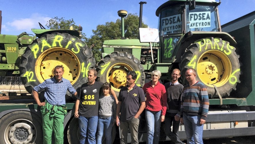 Deux des trois tracteurs «aveyronnais» qui manifesteront jeudi à Paris ont été chargés sur des semi-remorques chez Valérie et Sébastien Imbert, de la ferme de La Valette à Saint-Santin.