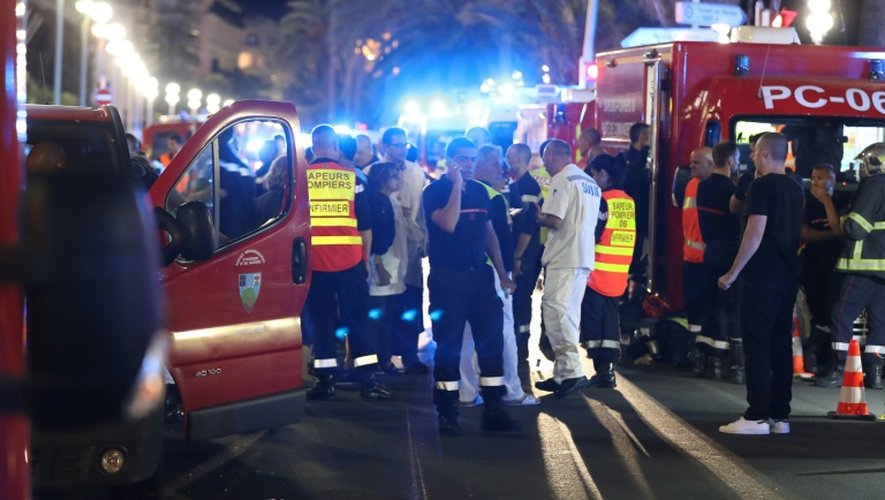 Policiers et pompiers sur la Promenade des Anglais où un camion a foncé le 14 juillet 2016 à Nice tuant 84 personnes