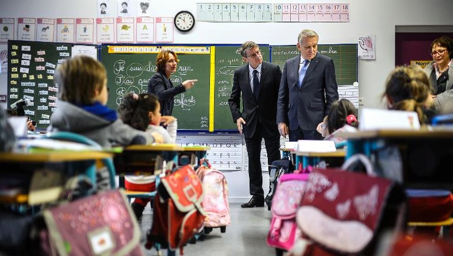 Le Premier ministre Jean-Marc Ayrault (D) et le ministre de l'Education Vincent Peillon (C) en visite dans une école à Cluny le 15 novembre 2013