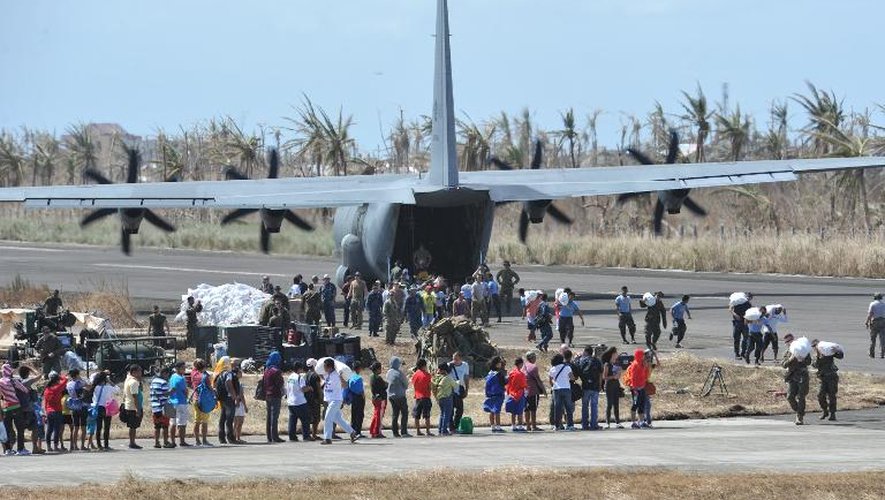 De l'aide alimentaire est acheminée par avion le 16 novembre 2013 à Guiuan