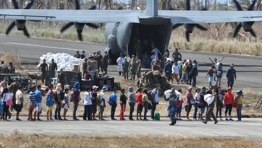 De l'aide alimentaire est acheminée par avion le 16 novembre 2013 à Guiuan
