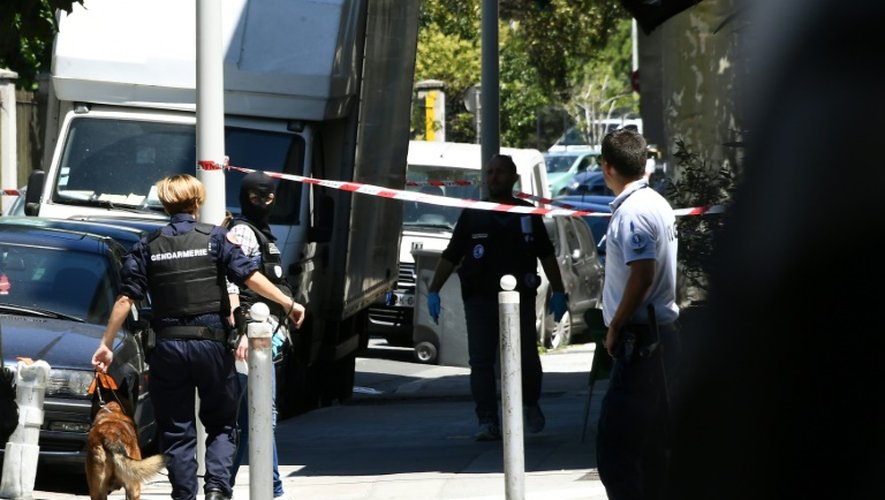 Opérations de vérification d'un petit camion garé à proximité du domicile de l'auteur de l'attaque terroriste le 15 juillet 2016 à Nice