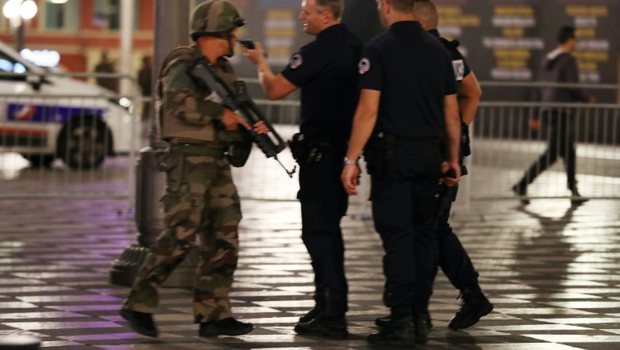 Militaires et policiers le 14 juillet 2016 à Nice après l'attaque terroriste qui a fait 84 morts sur la Promenade des Anglais