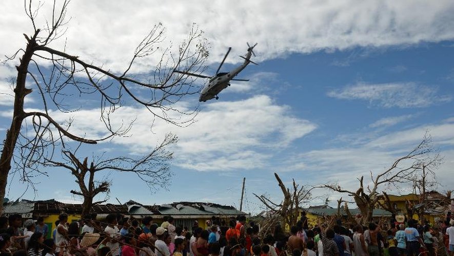Des survivants du Arrivée d'un hélicoptère américain le 16 novembre 2013 à Giporlos
