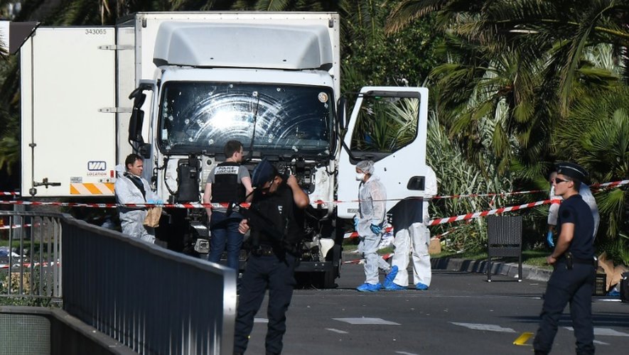 Le camion utilisé pour foncer dans la foule immobilisé sur la Promenade des Anglais le 15 juillet 2016 à Nice au lendemain de l'attaque terroriste qui a fait 84 morts