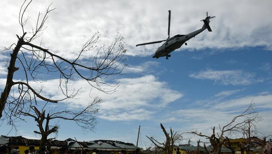 Arrivée d'un hélicoptère américain le 16 novembre 2013 à Giporlos