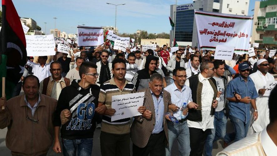 Des manifestants protestent contre la présence de milices à Tripoli, le 15 novembre 2013