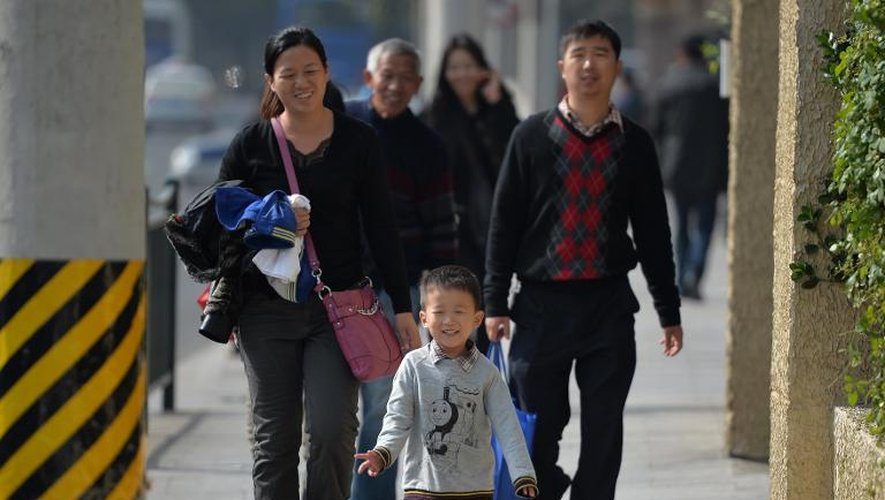 Un enfant unique avec ses parents et ses grand-parents le 16 novembre 2013 à Shangai