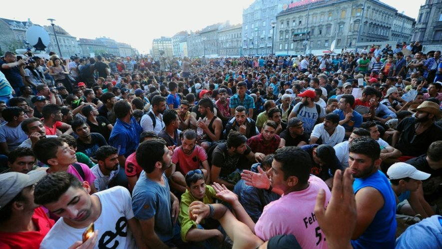 Des migrants installés devant la gare de Budapest, le 2 septembre 2015 en Hongrie