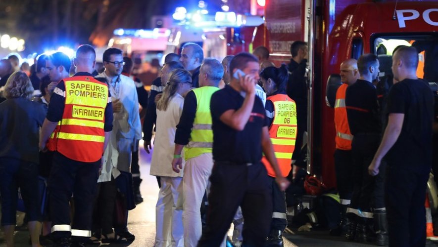Policiers et pompiers le 15 juillet 2016 à Nice après l'attaque au camion sur la Promenade des Anglais
