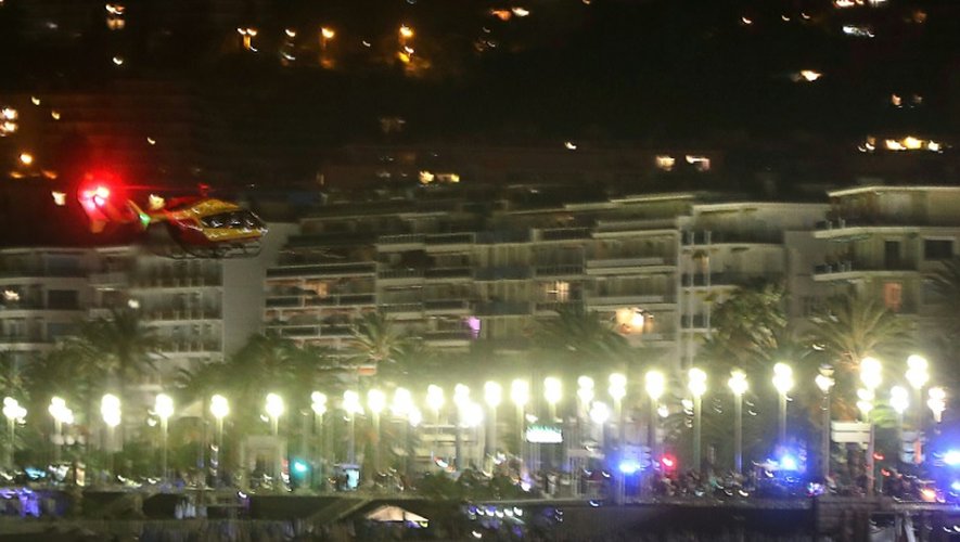 Un hélicoptère survole la Promenade des Anglais le 14 juillet 2016 à Nice
