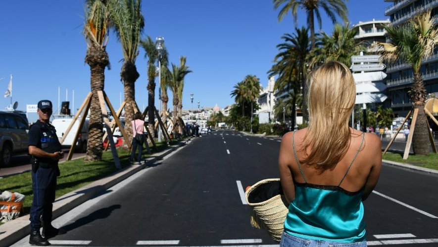 Une vacancière sur la Promenade des Anglais le 15 juillet 2015 à Nice au lendemain de l'attaque au camion qui a fait 84 tués