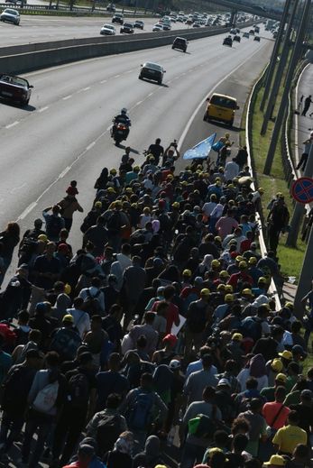 Des migrants quittent Bucarest à pied par une autoroute pour rejoindre l'Autriche, le 4 septembre 2015