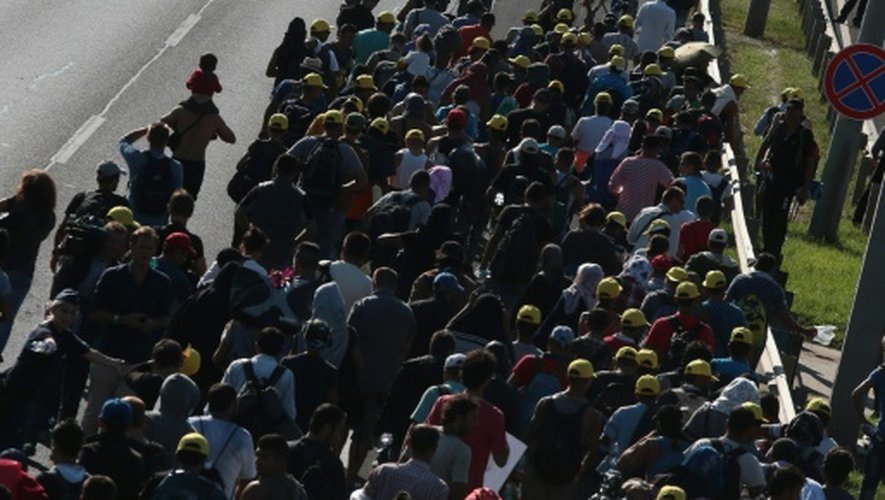 Des migrants quittent Bucarest à pied par une autoroute pour rejoindre l'Autriche, le 4 septembre 2015