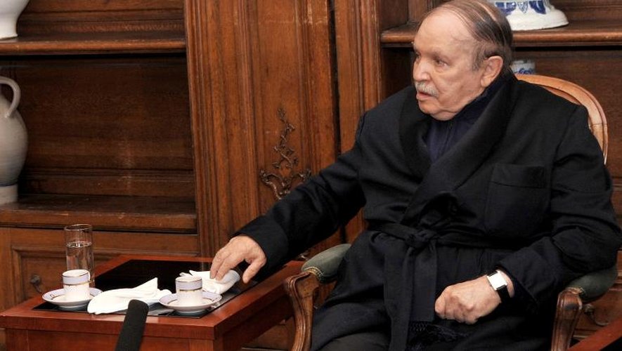 Photo fournie le 12 juin 2013 par l'agence APS montrant le président algérien Abdelaziz Bouteflika