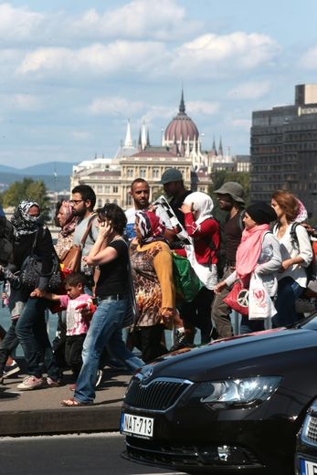 Plus d'un millier de migrants quittent à pied la zone de transit de la gare principale de Budapest pour rejoindre la frontière autrichienne, le 4 Septembre 2015