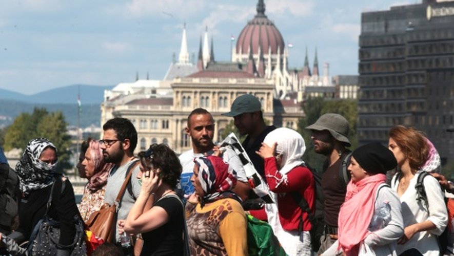 Plus d'un millier de migrants quittent à pied la zone de transit de la gare principale de Budapest pour rejoindre la frontière autrichienne, le 4 Septembre 2015