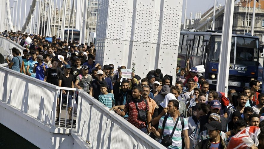 Plus d'un millier de migrants quittent la gare de Bucarest pour rejoindre l'Autriche à pied, le 4 septembre 2015