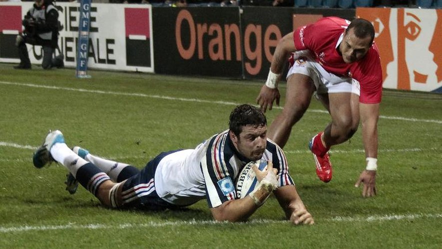 Damien Chouly marque un essai pour la France contre les Tonga en test-match de rugby le 16 novembre 2013 au Havre
