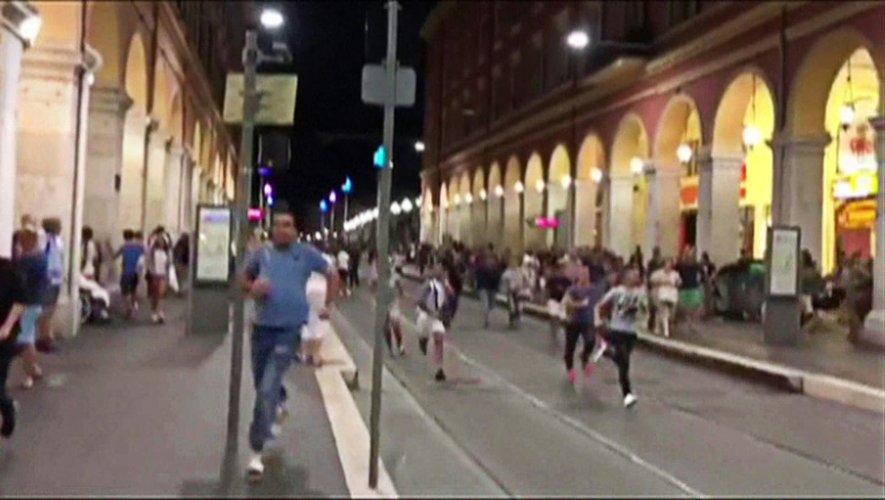 Capture d'écran d'une vidéo de GA Morrow montrant des personnes fuyant l'attaque terroriste le 14 juillet 2016 à Nice