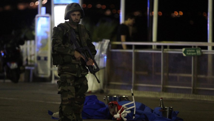 La prolongation de l'état d'urgence pour une durée de trois mois, est fortement mise en cause au lendemain de l'attentat meurtrier de Nice.