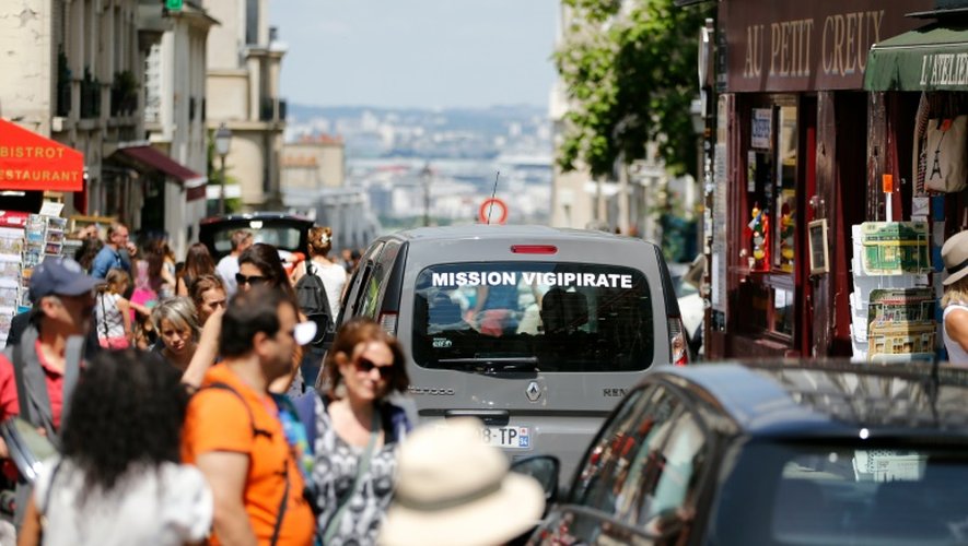 Une voiture de l'Opération Vigipirate à Montmartre, le 15 juillet 2016