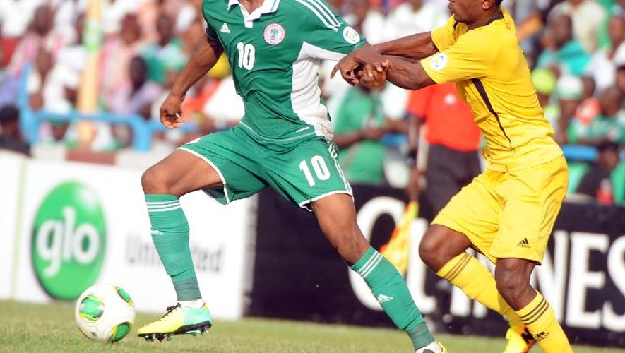 Mikel Obi (g), du Nigeria, contre l'Ethipoie en barrage retour qualificatif pour le Mondial le 16 novembre 2013 à Calabar