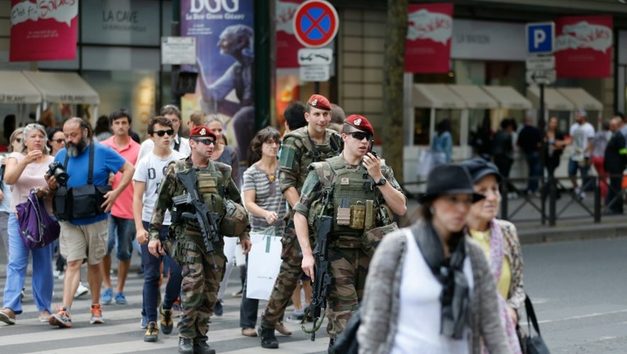 Des soldats de l'"opération vigipirate", patrouillent près des Galeries Lafayette à Paris, le 15 juillet 2016