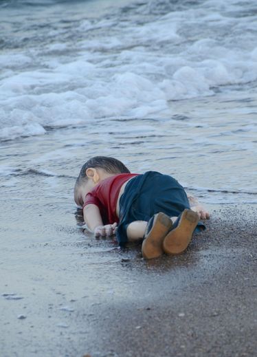 Le corps d'un enfant échoué sur une plage de Bodrum en Turquie, après le naufrage d'un bateau transportant des migrants, le 2 septembre 2015