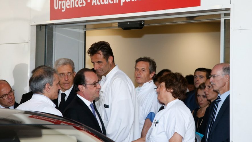 Le président François Hollande (C) quitte l'hôpital Pasteur de Nice, le 15 juillet 2016