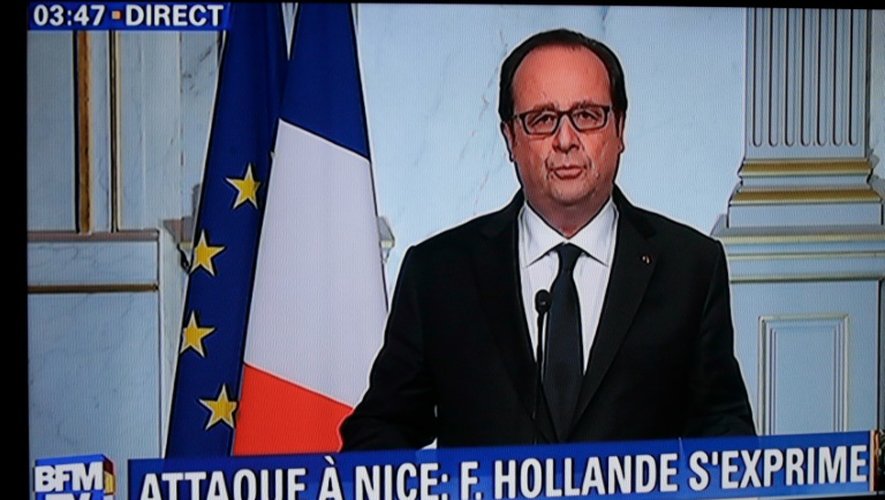 Capture d'écran de BFM TV de François Holllande lors de son allocution télévisée prononcée en pleine nuit depuis l'Elysée le 15 juillet 2016 à Paris