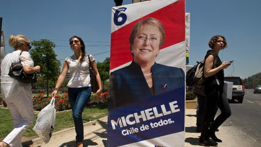 Affiche électorale de Michelle Bachelet le 15 novembre 2013 à Santiafo