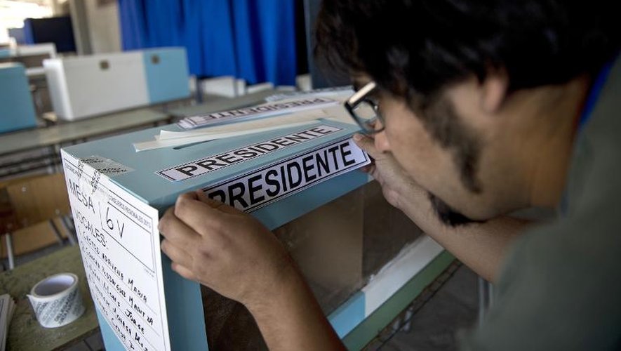 Installation d'un bureau de vote le 16 novembre 2013 à Santiago