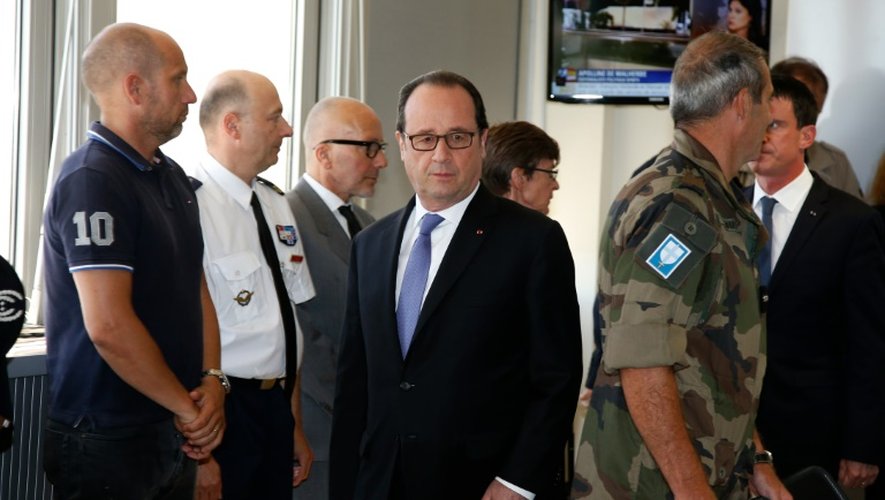Le président François Hollande à la préfecture de Nice, le 15 juillet 2016