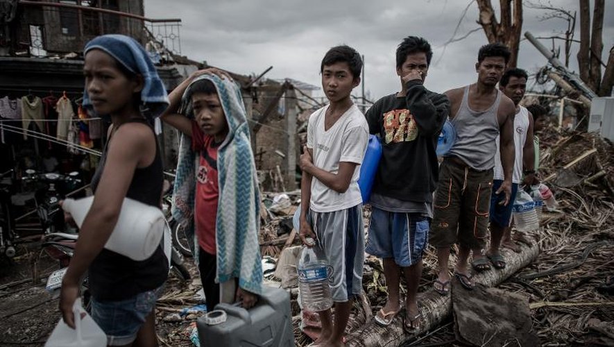 Des survivants en file d'attente pour de l'eau potable le 17 novembre 2013 à Tacloban