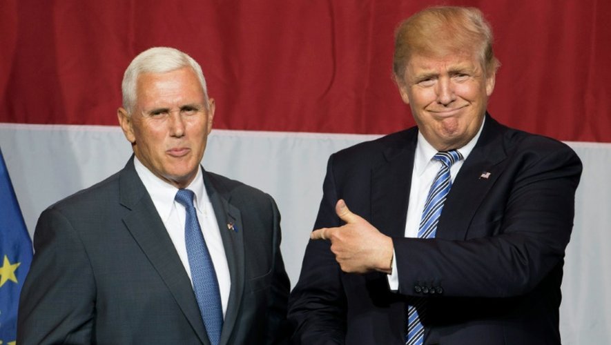 Donald Trump (à d.) et le gouverneur de l'Indiana Mike Pence lors d'un meeting de campagne, le 12 juillet 2016 à Westfield (Indiana)