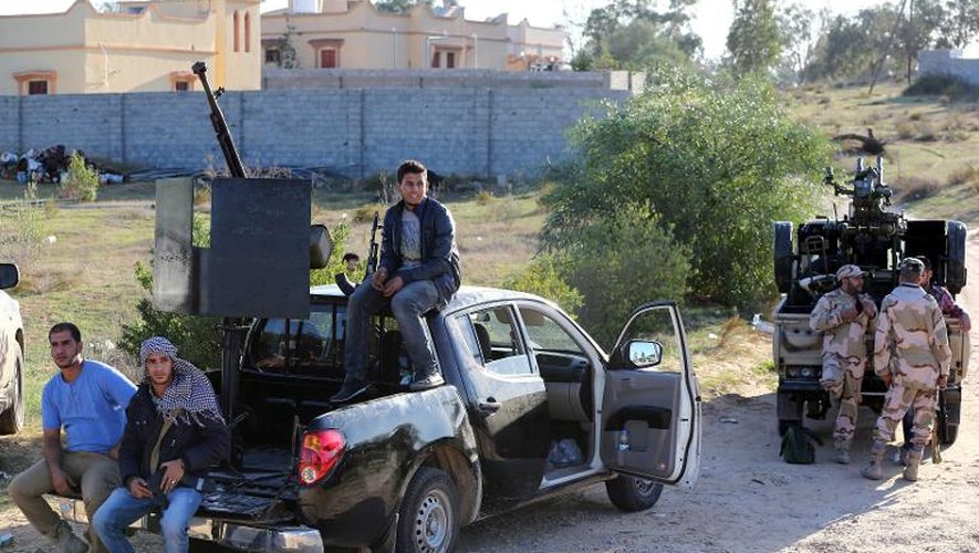 Des combattants juchés juchés sur des pick-up munis de canons anti-aériens  rassemblés le 16 novembre 2013 à 15 km de Tripoli