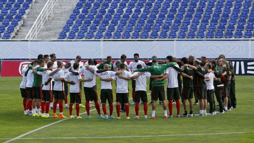 Joueurs et staff de l'équipe du Portugal observent une minute de silence en hommage aux migrants, à Estoril le 3 septembre 2015